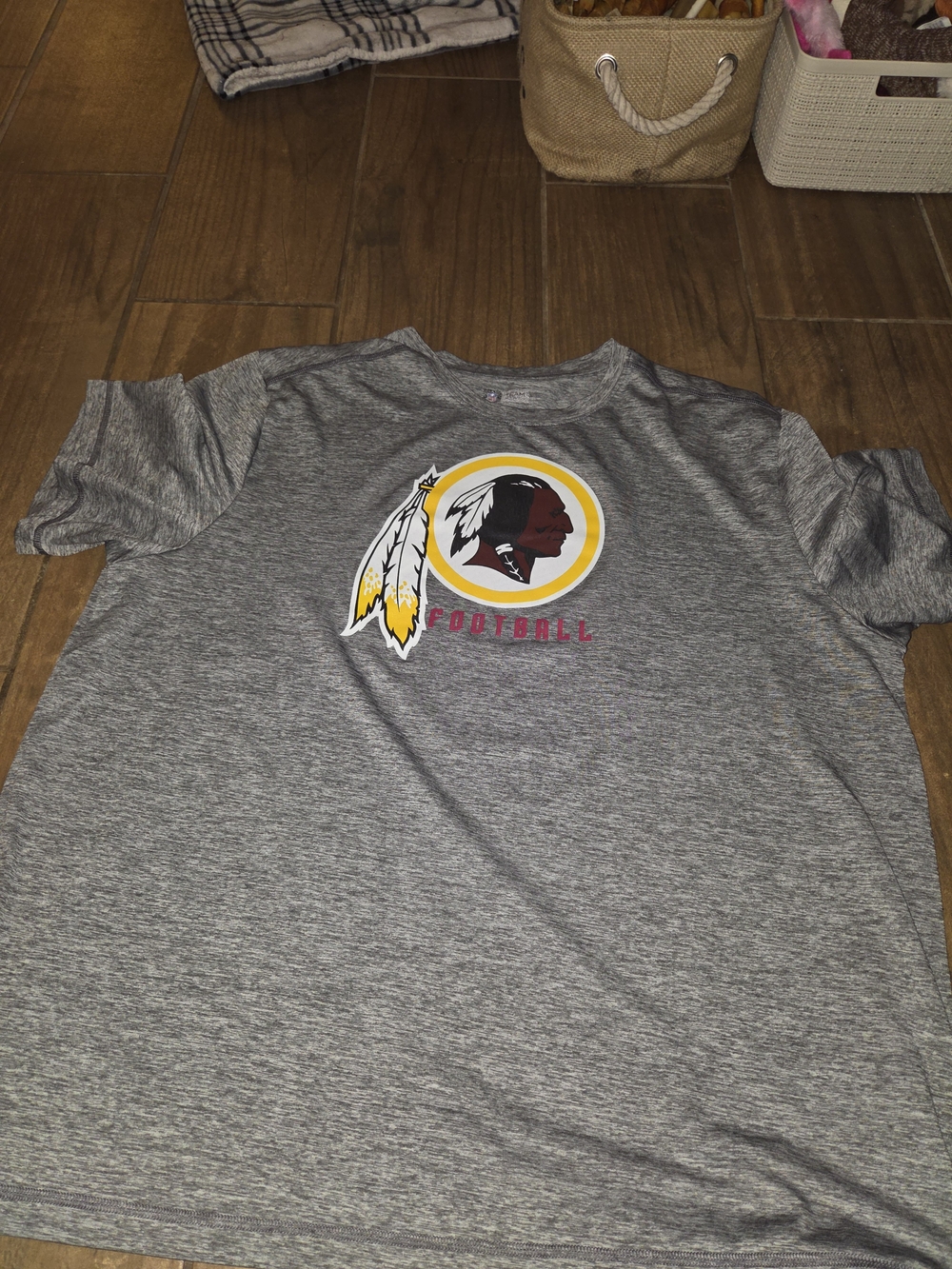 NFL Gray Short-Sleeve Tee with Yellow and Red Logo
